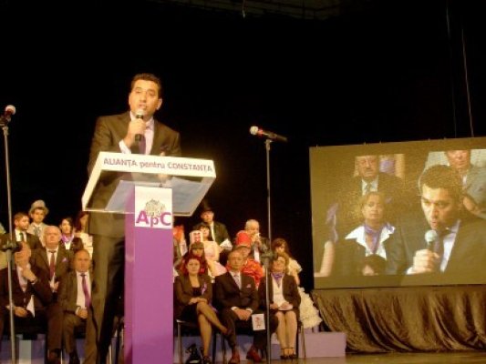 El este Christian Gigi Chiru. Credeţi că merită mandatul de primar al Constanţei?